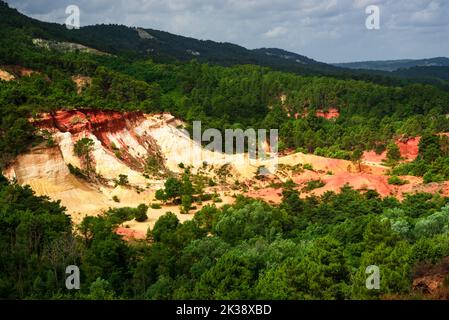 Ockerfarbener Steinbruch in der provencale colorado in Frankreich Stockfoto