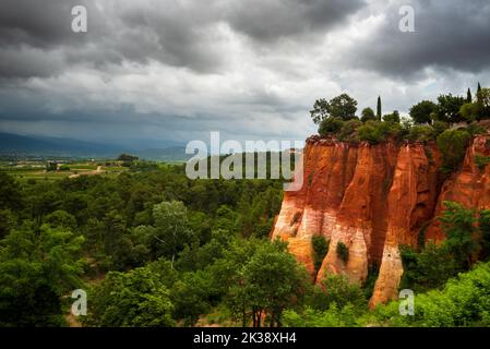 Rote ockerfarbene Klippe in Roussillon Frankreich Stockfoto