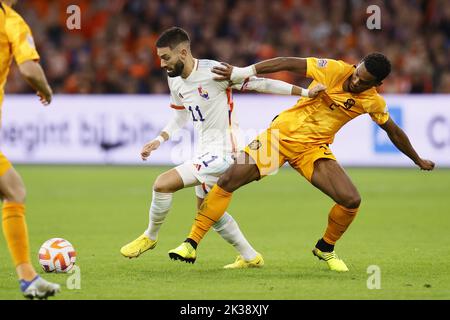 Amsterdam, Niederlande. 25. September 2022. AMSTERDAM - (lr) Yannick Carrasco aus Belgien, Jurrien Timber aus Holland während des Spiels der UEFA Nations League zwischen den Niederlanden und Belgien in der Johan Cruijff Arena am 6. August 2022 in Amsterdam, Niederlande. KOEN VAN WEEL Credit: ANP/Alamy Live News Stockfoto