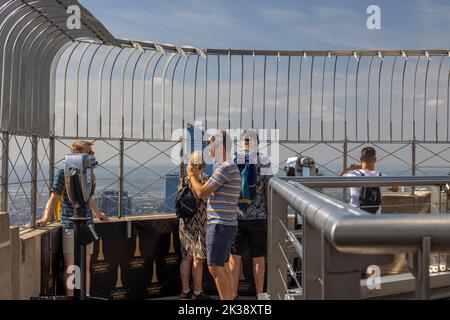 Wunderschöne Aussicht auf Touristen auf dem offenen Hauptbeobachtungsposten des Empire State Building. New York. USA. Stockfoto