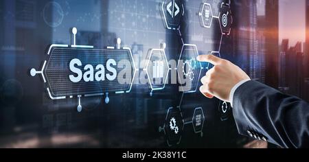 SaaS Software as a Service Konzept mit Mann Hand drücken Text Stockfoto