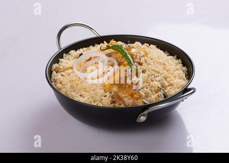 Huhn biryani , bangladeshi Stil Huhn dhum biriyani aus Chinigura Reis und Gewürze in einer schwarzen Schüssel mit weißem Hintergrund angeordnet, zu isolieren Stockfoto