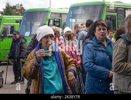 Schewchenkowe, Ukraine. 21. September 2022. Die Bewohner steigen in den Evakuierungsbus nach Schewchenkowe ein. Ukrainische Zivilisten werden evakuiert, da ukrainische und russische Streitkräfte im Nordosten des Landes unter schweren Kämpfen stehen. Die Ukraine hat auf Widerstand der russischen Truppen bei einer erfolgreichen Gegenoffensive im Nordosten des Landes gestoßen und fast die gesamte Region Charkow wieder erobert. (Foto von Ashley Chan/SOPA Images/Sipa USA) Quelle: SIPA USA/Alamy Live News Stockfoto