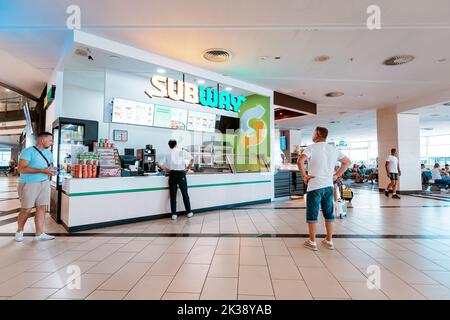 20. Juli 2022, Antalya, Türkei: U-Bahn-Fastfood-Kiosk am Flughafen Stockfoto