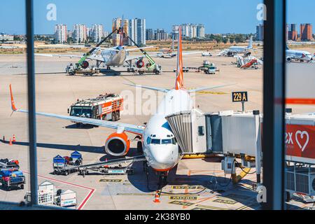 20. Juli 2022, Antalya, Türkei: Flugzeuge am Flughafen werden gewartet und Passagiere besteigen Stockfoto