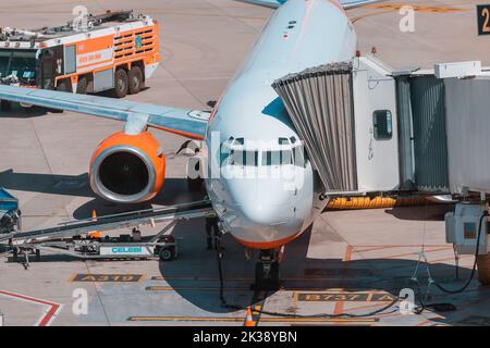 20. Juli 2022, Antalya, Türkei: Flugzeuge am Flughafen werden gewartet und Passagiere besteigen Stockfoto