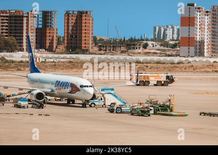 20. Juli 2022, Antalya, Türkei: Flugzeuge am Flughafen werden gewartet und Passagiere besteigen Stockfoto