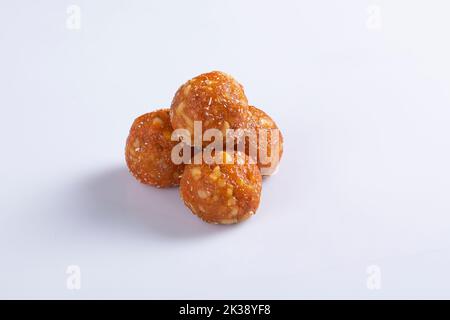 Indian Sweet Motichoor Laddoo auch bekannt als Bundi Laddu oder Motichur Laddoo werden aus sehr kleinen Gram-Mehl-Kugeln oder Boondis isoliert auf weiß hergestellt Stockfoto