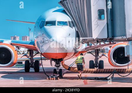20. Juli 2022, Antalya, Türkei: Bodendienstmitarbeiter, die vor dem Abflug und dem Einsteigen des Pas die Inspektion und technische Wartung des Flugzeugs durchführen Stockfoto