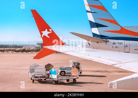 20. Juli 2022, Antalya, Türkei: Flügel einer Corendon-Fluggesellschaft am türkischen Flughafen. Blick aus einem Fenster. Stockfoto