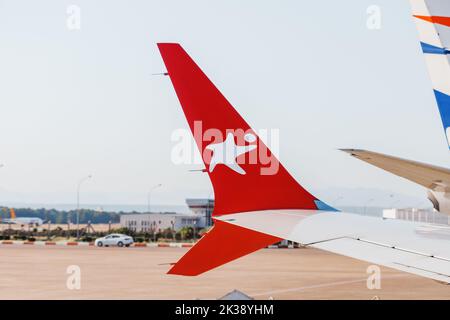 20. Juli 2022, Antalya, Türkei: Flügel einer Corendon-Fluggesellschaft am türkischen Flughafen. Blick aus einem Fenster. Stockfoto