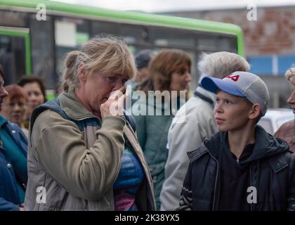 Schewchenkowe, Ukraine. 21. September 2022. Ein Bewohner aus Kupiansk weint, nachdem sie mit dem Evakuierungsbus nach Schewchenkowe eintreffen. Ukrainische Zivilisten werden evakuiert, da ukrainische und russische Streitkräfte im Nordosten des Landes unter schweren Kämpfen stehen. Die Ukraine hat auf Widerstand der russischen Truppen bei einer erfolgreichen Gegenoffensive im Nordosten des Landes gestoßen und fast die gesamte Region Charkow wieder erobert. (Bild: © Ashley Chan/SOPA Images via ZUMA Press Wire) Stockfoto