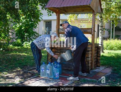 Schewchenkowe, Ukraine. 21. September 2022. Die Bewohner in Schewchenkowe ziehen das Wasser aus dem Brunnen. Die Stadt ist seit der Besetzung vom Wasser abgeschnitten. Ukrainische Zivilisten werden evakuiert, da ukrainische und russische Streitkräfte im Nordosten des Landes unter schweren Kämpfen stehen. Die Ukraine hat auf Widerstand der russischen Truppen bei einer erfolgreichen Gegenoffensive im Nordosten des Landes gestoßen und fast die gesamte Region Charkow wieder erobert. (Bild: © Ashley Chan/SOPA Images via ZUMA Press Wire) Stockfoto