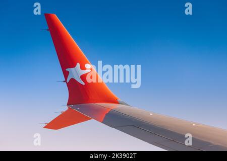 20. Juli 2022, Antalya, Türkei: Corendon-Airline-Logo auf einem Winglet. Blick auf den Flugzeugflügel vom Fenster während eines Fluges im Urlaub. Schöner Himmel und c Stockfoto