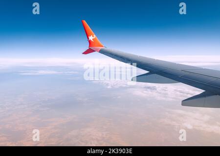 20. Juli 2022, Antalya, Türkei: Corendon-Airline-Logo auf einem Winglet. Blick auf den Flugzeugflügel vom Fenster während eines Fluges im Urlaub. Schöner Himmel und c Stockfoto