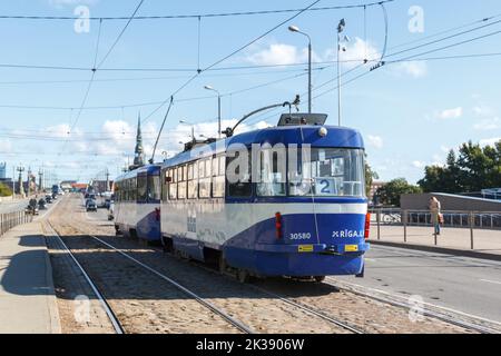 Tatra T3A Tram in Riga auf der Steinbrücke Stockfoto