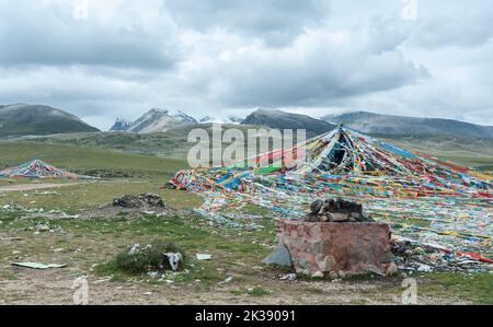 Nyenchen Tonglha Pass. Gebetsflaggen am Fuße des Mount Nyenchen Tanglha, 7111 Meter hoch, Tibet China. Eines der heiligen Berge für Tibeter Stockfoto