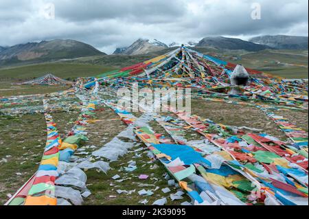 Nyenchen Tonglha Pass. Gebetsflaggen am Fuße des Mount Nyenchen Tanglha, 7111 Meter hoch, Tibet China. Eines der heiligen Berge für Tibeter Stockfoto