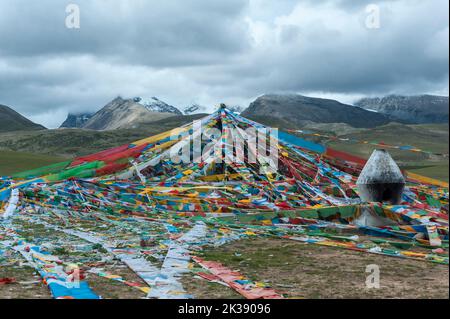 Nyenchen Tonglha Pass. Gebetsflaggen am Fuße des Mount Nyenchen Tanglha, 7111 Meter hoch, Tibet China. Eines der heiligen Berge für Tibeter Stockfoto