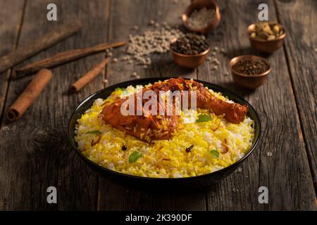 Kachchi Biriyani, Chicken Biriyani, Garnelen Biriyani, Dhaka-Stil Biriyani, einfaches Polau, zubereitet mit aromatischem Reis oder Chinigura-Reis, isoliert auf weißem Bac Stockfoto