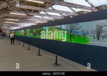 „Year in Normandie“, gemalt von David Hockney. Dieser 90m lange Fries zeigt die Jahreszeiten in der Normandie und ist im Dachraum der Salts Mill ausgestellt. Stockfoto