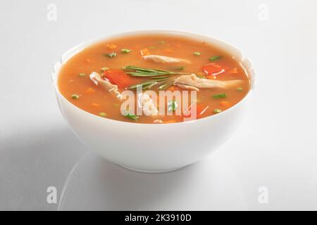 Hühnersuppe, isoliert auf weißem Untergrund Stockfoto