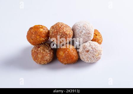 Indian Sweet Motichoor Laddoo auch bekannt als Bundi Laddu oder Motichur Laddoo werden aus sehr kleinen Gram-Mehl-Kugeln oder Boondis isoliert auf weiß hergestellt Stockfoto