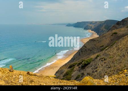 Blick auf Praia da Cordoama, einen Strand an der Ostküste der Algarve, Portugal, in der Nähe von Vila do Bispo Stockfoto