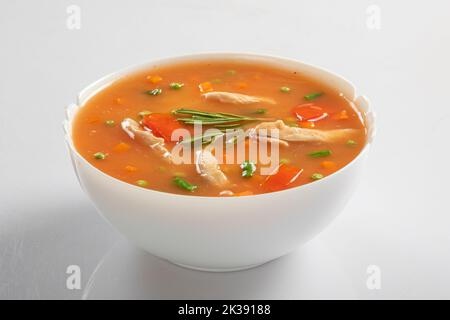 Hühnersuppe, isoliert auf weißem Untergrund Stockfoto