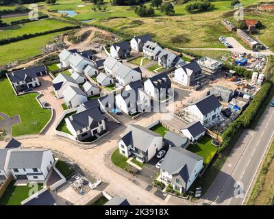Bonvilston, Vale of Glamorgan, Wales - September 2022: Luftaufnahme einer neuen Entwicklung von luxuriösen Einfamilienhäusern am Stadtrand von Cardiff. Stockfoto