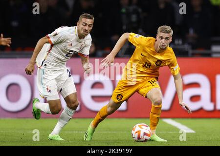 Amsterdam, Niederlande. 25. September 2022. AMSTERDAM - (LR) Timothy Castagne aus Belgien, Kenneth Taylor aus Holland während des Spiels der UEFA Nations League zwischen den Niederlanden und Belgien in der Johan Cruijff Arena am 25. September 2022 in Amsterdam, Niederlande. ANP MAURICE VAN STEEN Kredit: ANP/Alamy Live Nachrichten Stockfoto