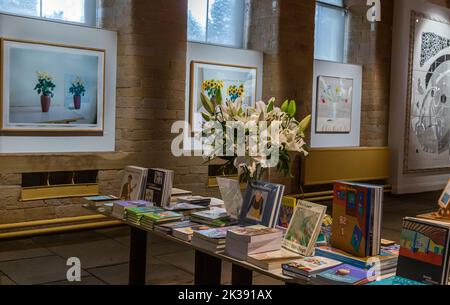 Das Innere der Salts Mill in Saltaire, Yorkshire. Diese umgebaute Textilfabrik beherbergt das Werk des Künstlers David Hockney sowie Buchausstellungen. Stockfoto