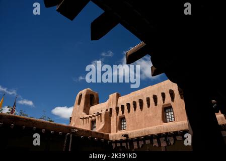 Blick vom Innenhof des historischen New Mexico Museum of Art in Santa Fe, New Mexico. Stockfoto