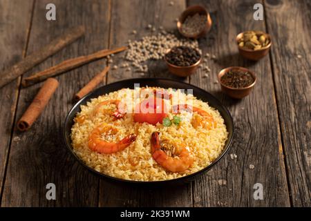 Kachchi Biriyani, Chicken Biriyani, Garnelen Biriyani, Dhaka-Stil Biriyani, einfaches Polau, zubereitet mit aromatischem Reis oder Chinigura-Reis, isoliert auf weißem Bac Stockfoto