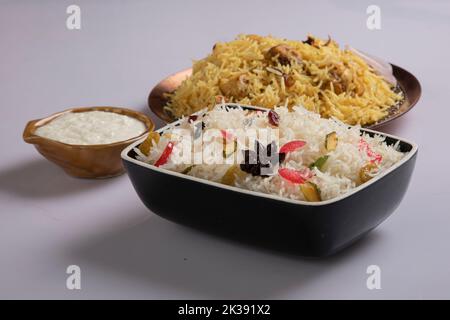 Biriyani, Basmoti Reis biriyani, Hammelfleisch biriyani, isoliert auf weißem Hintergrund. Stockfoto