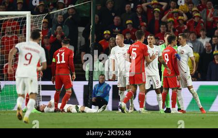 Cardiff, Großbritannien. 25. September 2022. Brennan Johnson aus Wales stößt beim Spiel der UEFA Nations League im Cardiff City Stadium in Cardiff auf Mateusz Wieteska aus Polen. Bildnachweis sollte lauten: Darren Staples/Sportimage Credit: Sportimage/Alamy Live News Stockfoto