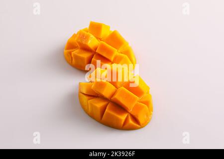 Frische Mango mit Mangoscheibe und Blättern Stockfoto