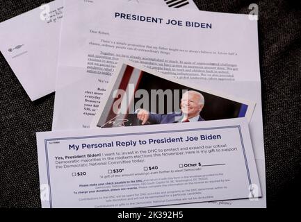 Ein Spendenbrief des US-Präsidenten Joe Biden und des Nationalen Demokratischen Komitees an demokratische Wähler. Stockfoto