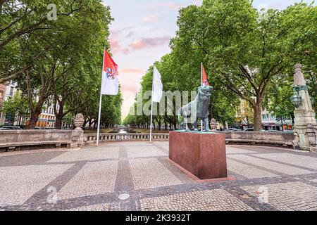 21. Juli 2022, Düsseldorf, Deutschland: Statue des Löwen - das Symbol und Wappen von Düsseldorf in der Nähe der Königsallee und des Kanals Königsallee Stockfoto