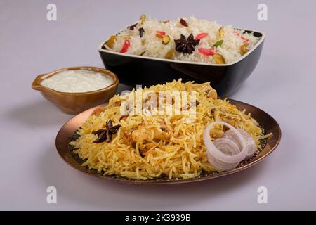 Biriyani, Basmoti Reis biriyani, Hammelfleisch biriyani, isoliert auf weißem Hintergrund. Stockfoto