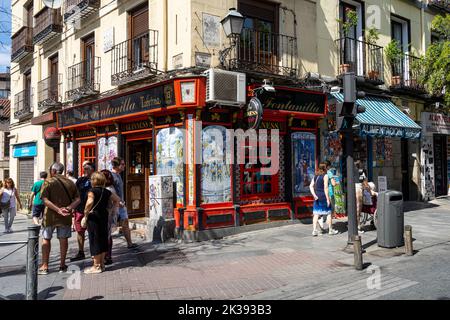Madrid, Spanien, September 2022. Typische Taverne Außenansicht auf einer Straße im Stadtzentrum Stockfoto