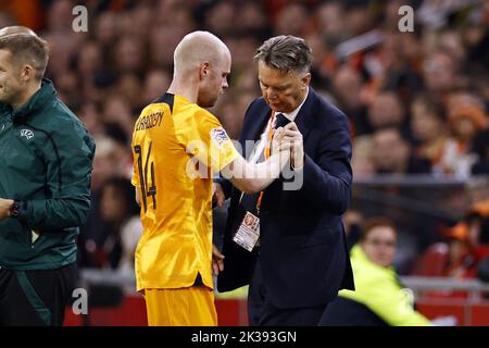 Amsterdam, Niederlande. 25. September 2022. AMSTERDAM - (LR) Davy Klaassen aus Holland, Holland-Trainer Louis van Gaal während des UEFA Nations League-Spiels zwischen den Niederlanden und Belgien in der Johan Cruijff Arena am 25. September 2022 in Amsterdam, Niederlande. ANP MAURICE VAN STEEN Kredit: ANP/Alamy Live Nachrichten Stockfoto