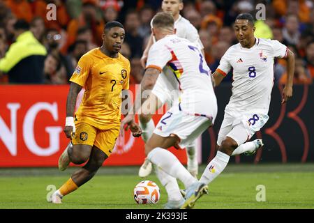 Amsterdam, Niederlande. 25. September 2022. AMSTERDAM - (LR) Steven Bergwijn aus Holland, Toby Alderweireld aus Belgien, Youri Tielemans aus Belgien während des Spiels der UEFA Nations League zwischen den Niederlanden und Belgien in der Johan Cruijff Arena am 25. September 2022 in Amsterdam, Niederlande. ANP MAURICE VAN STEEN Kredit: ANP/Alamy Live Nachrichten Stockfoto