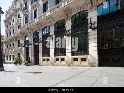 Madrid, Spanien, September 2022. Außenansicht des Markenstaus Zegna im Stadtzentrum Stockfoto