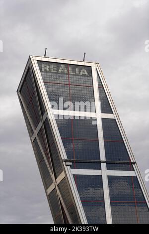 Madrid, Spanien, 2022. September. Der Realienturm, das Tor zu den europäischen Wolkenkratzern auf der piazza Castilla im Stadtzentrum Stockfoto