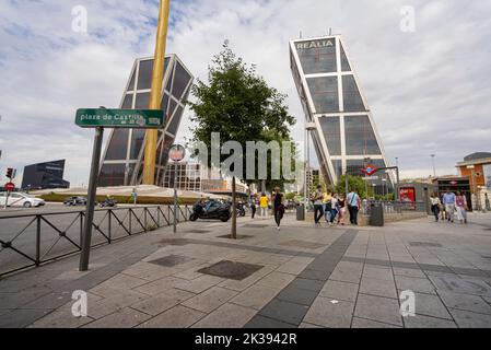 Madrid, Spanien, 2022. September. Der Realienturm, das Tor zu den europäischen Wolkenkratzern auf der piazza Castilla im Stadtzentrum Stockfoto