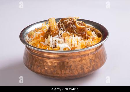 Biriyani, Basmoti Reis biriyani, Hammelfleisch biriyani, isoliert auf weißem Hintergrund. Stockfoto