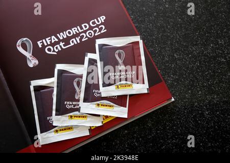 Minas Gerais, Brasilien - 07. September 2022: Selektiver Fokus auf Sticker und Panini 2022 FIFA World Cup Qatar Offizielles lizenziertes Sticker-Album Stockfoto