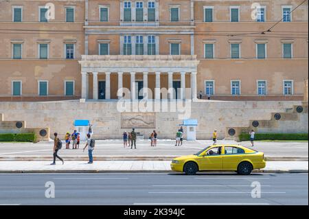 Taxi vor dem griechischen parlament in Athen, Griechenland Stockfoto