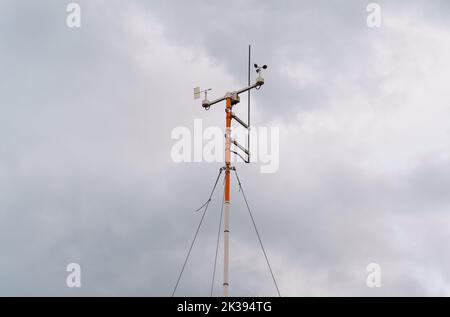 Wetterstation auf dem Hintergrund eines stürmischen Himmels mit Wolken. Stockfoto